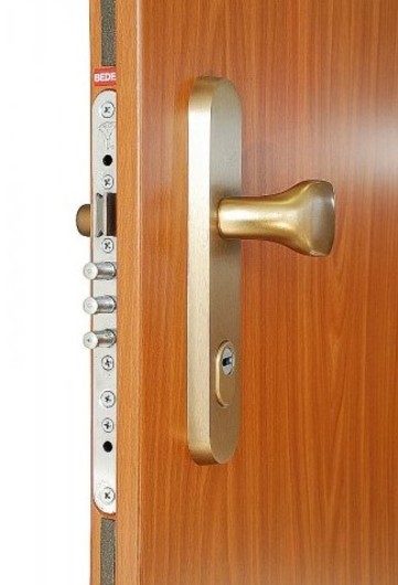 Detail zadlabacího zámku a kování